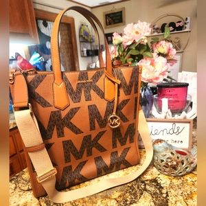 Beautiful Brand New XL Michael Kors Brown Leather Monogram Tote!!!